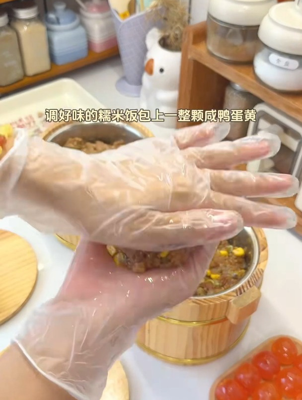 妹妹的解馋便当真的好丰盛!黑色的芝士玉米热狗真的好吃到爆!