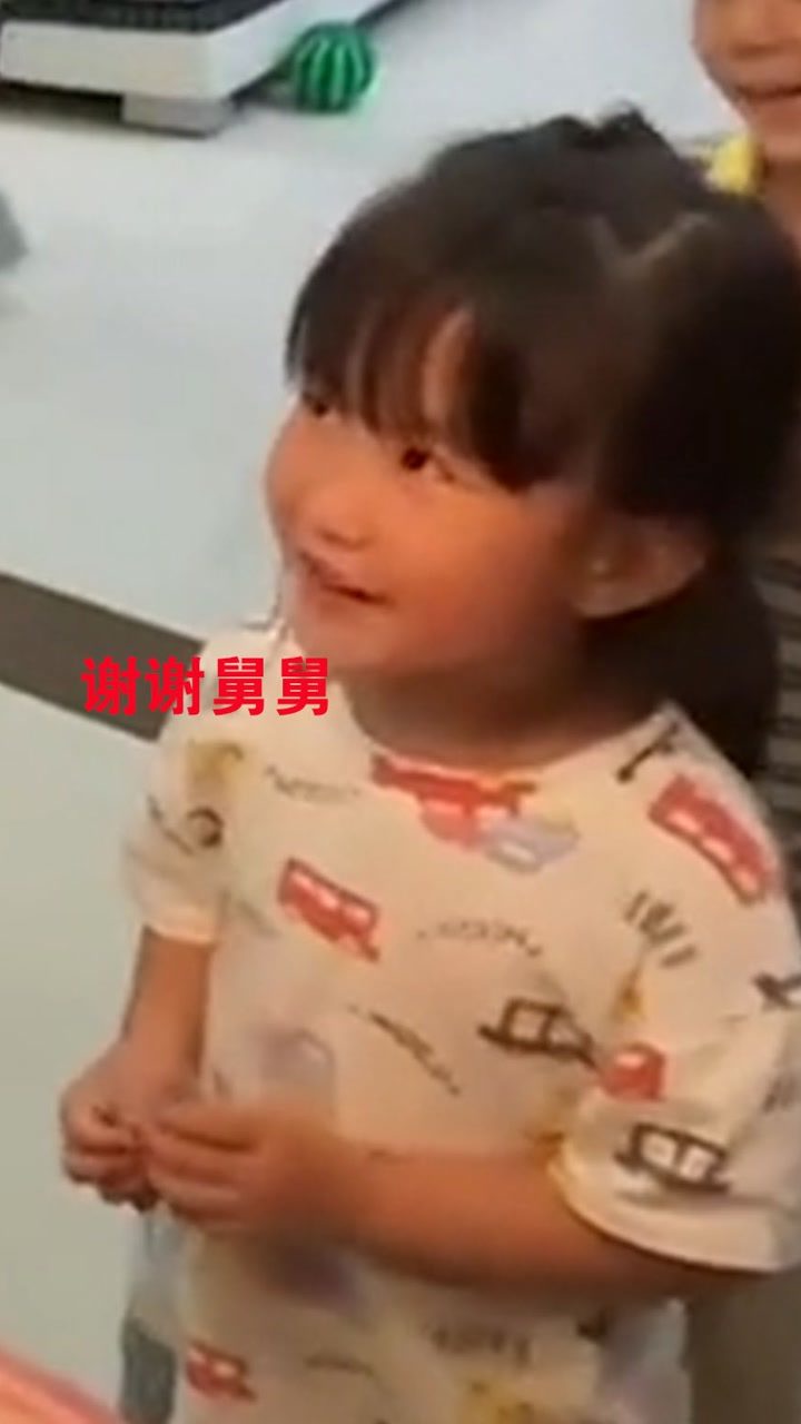 暑假舅舅带6个外甥和女儿 排队领小龙虾时 女儿称呼亮了