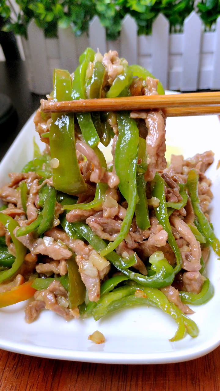 青椒肉丝的家常做法,炒熟后青椒鲜香肉丝滑嫩,味道比饭店还好吃
