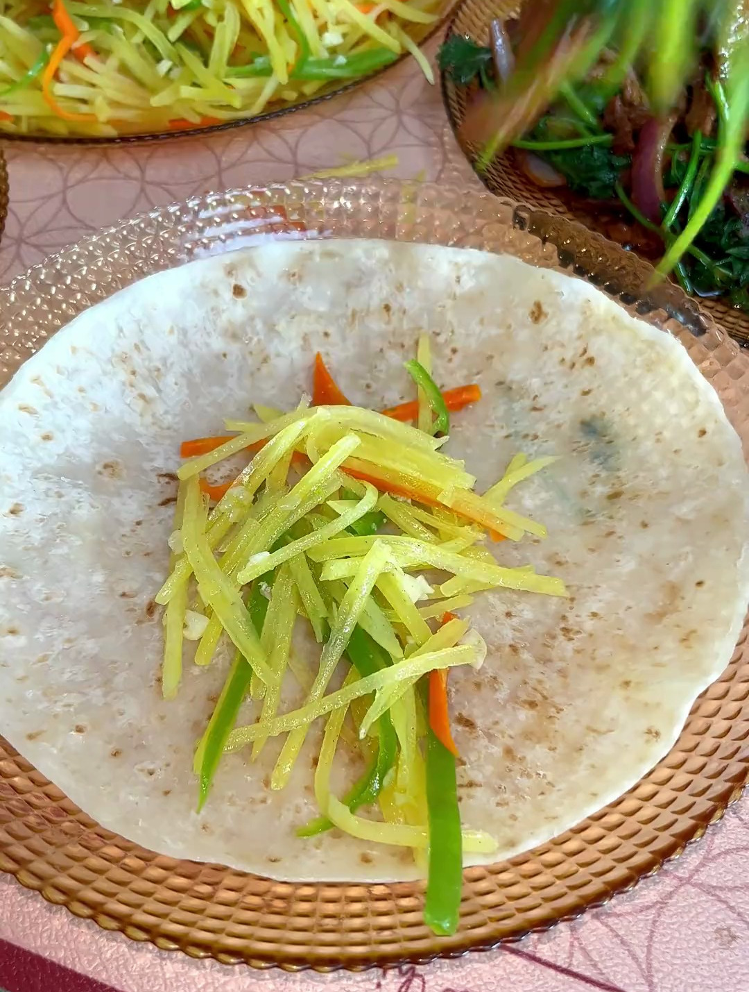 起来晚了对付一口,牛肉丝、土豆丝,来点小卷饼,简单还好吃