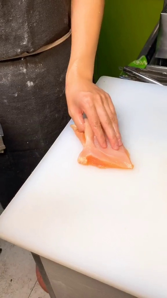 一般的炸鸡大家都吃过,但是,爆浆鸡排你有没有见过呢?来自台湾