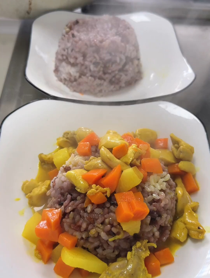 生椰咖喱鸡肉盖饭配一碗清汤,老公直呼满足啊
