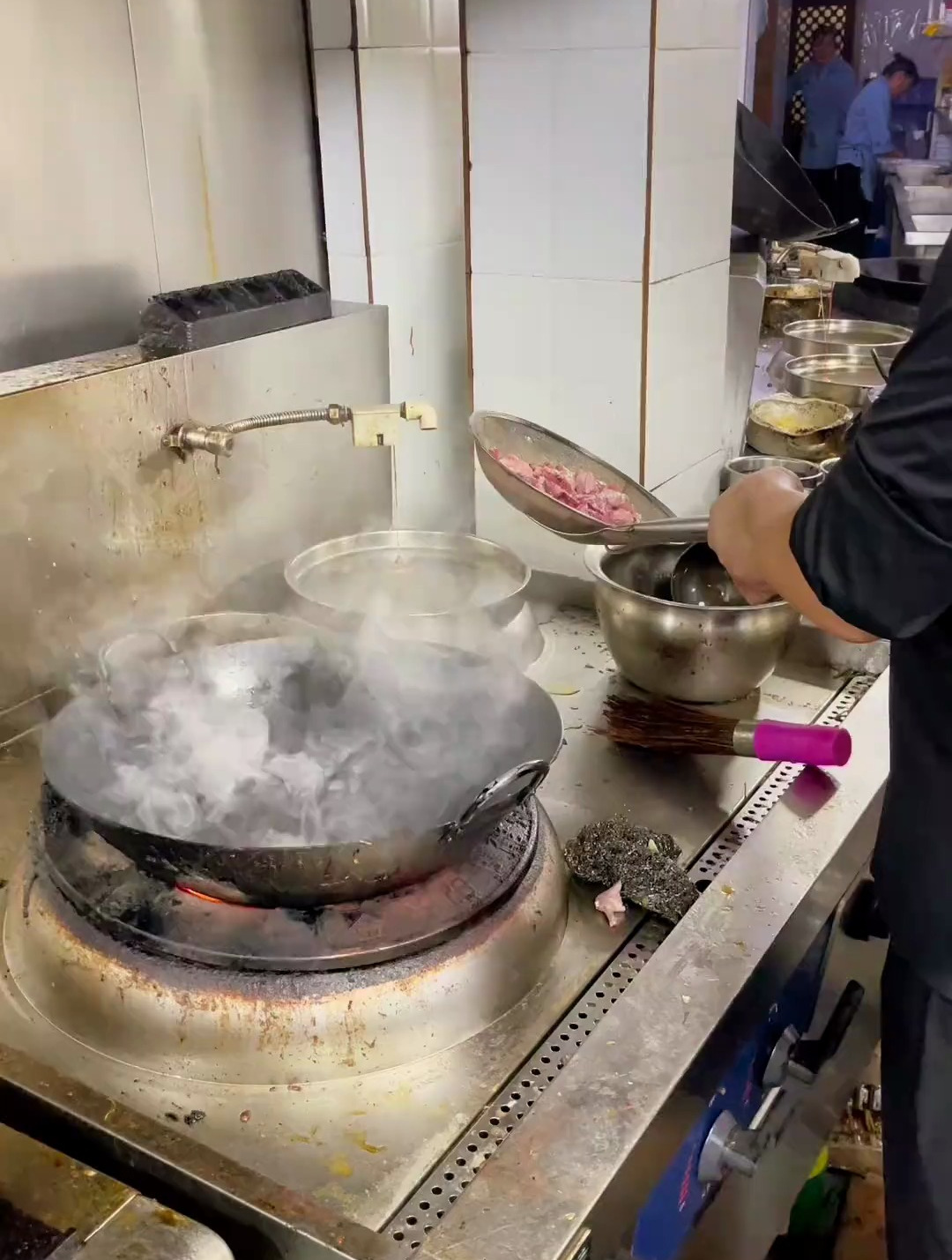 徐州美食打野小公鸡,鸡肉香嫩多汁,饼的口感酥软