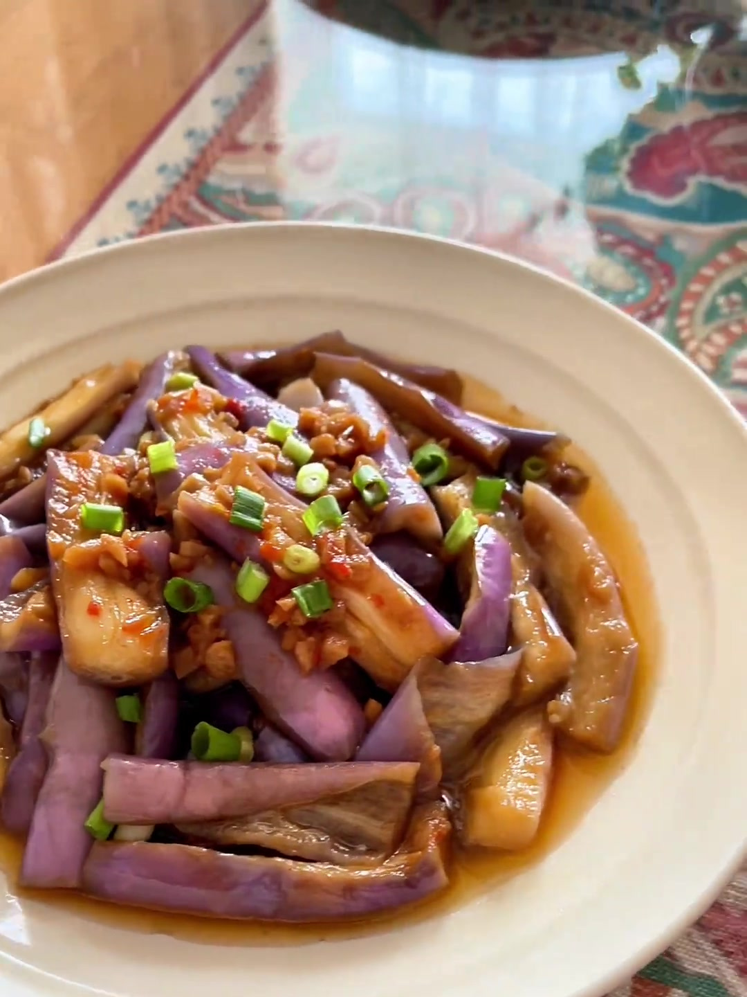 蒜蓉凉拌茄子又香又嫩,茄子入口即化,搭配蒜蓉酱超下饭