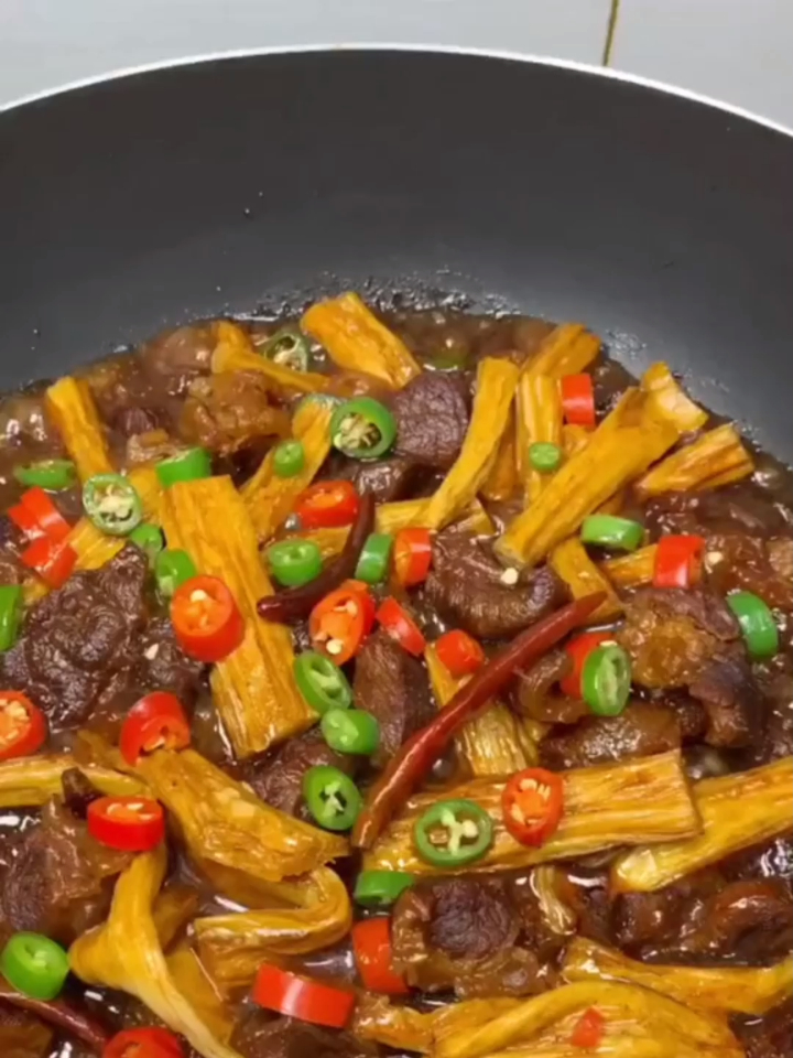 这样做的牛肉烧腐竹好吃的停不下来香辣入味