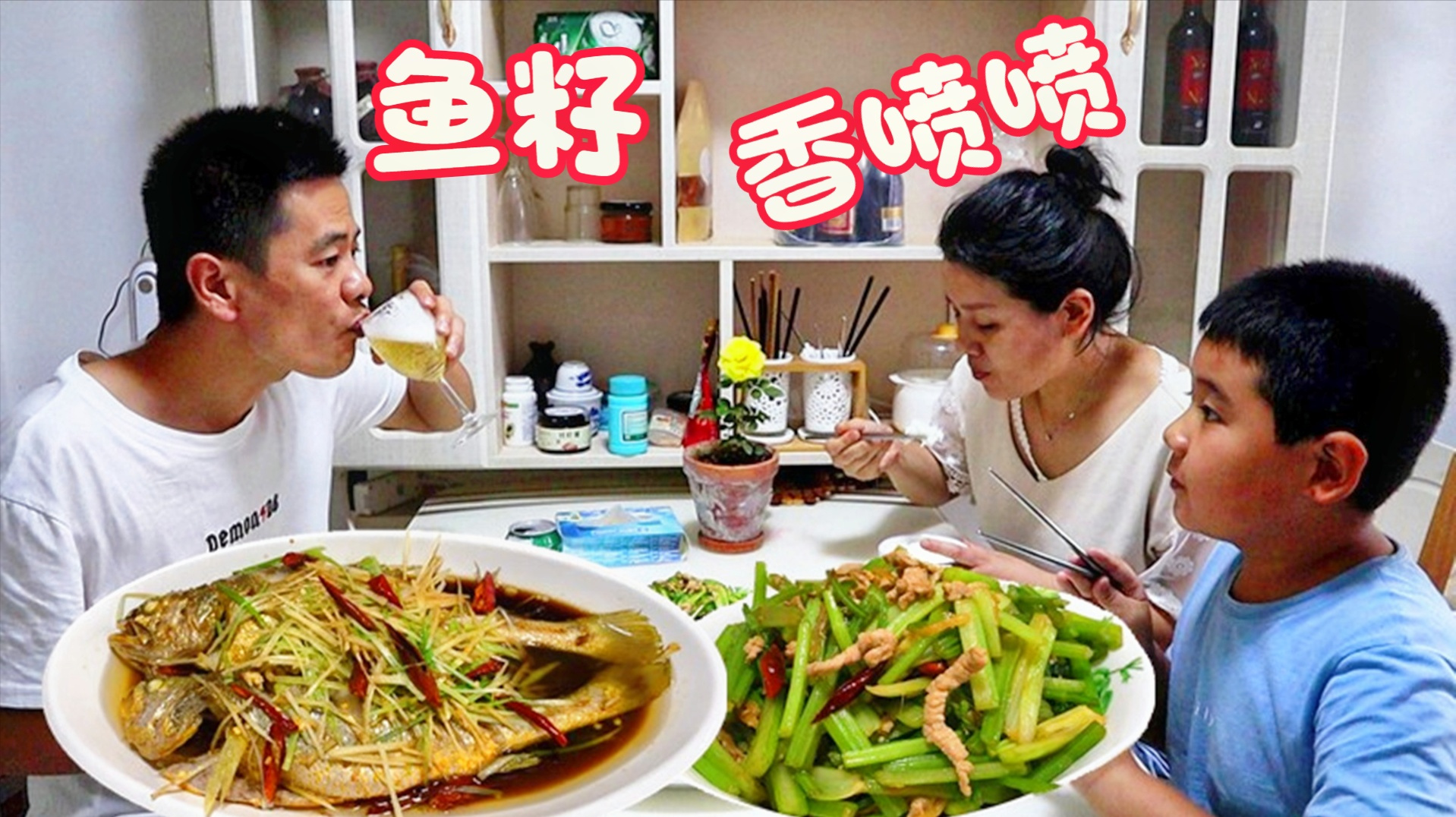 午饭清蒸2条黄花鱼,一盘芹菜炒肉,买了10块钱4斤的桃子,特别甜
