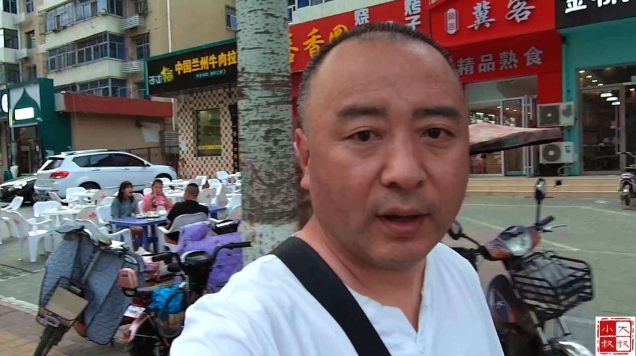 廊坊独具特色小区金桥花园街道两侧店铺生意兴隆,晚上还可摆地摊