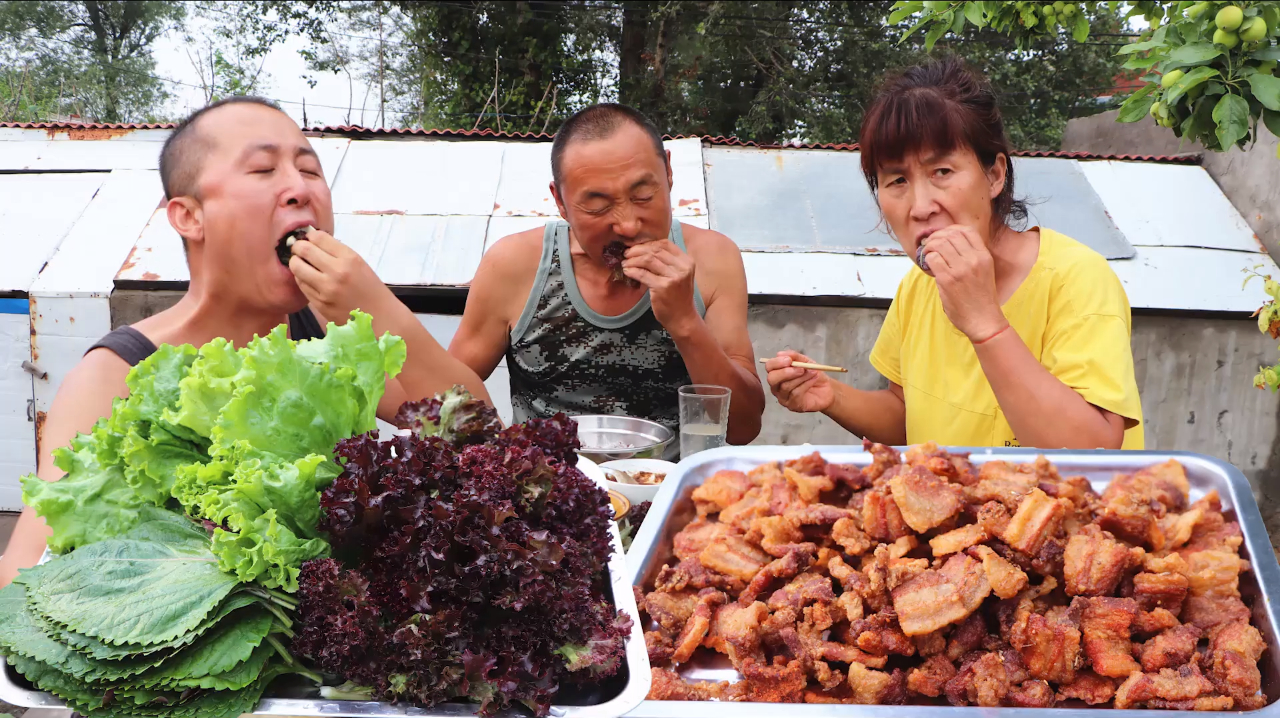 五花肉最过瘾的吃法来了,干炸五花肉包生菜,一口一个真过瘾