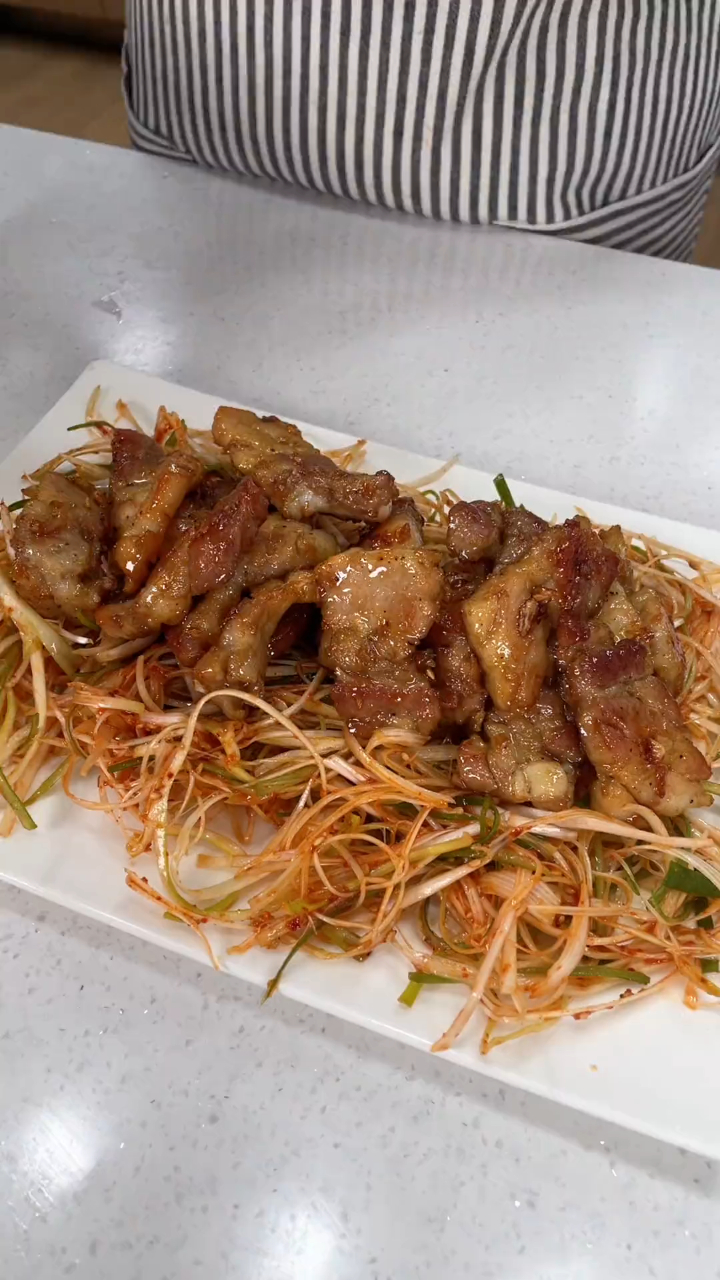 中国女人远嫁韩国,韩国婆婆做的酱汁烤蜂窝五花肉,这是烤肉的升级吃法?