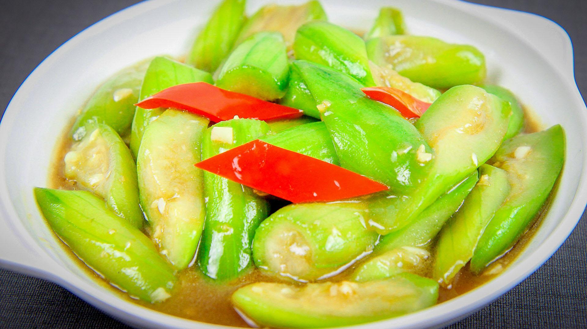 炒丝瓜有人焯水，有人直接炒，都不对，大厨教你正确做法，太香了