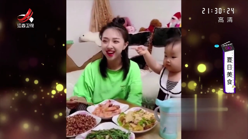 爸爸喂妈妈吃虾，宝宝打完妈妈还不忘瞪爸爸：不给我吃，胆儿肥啦