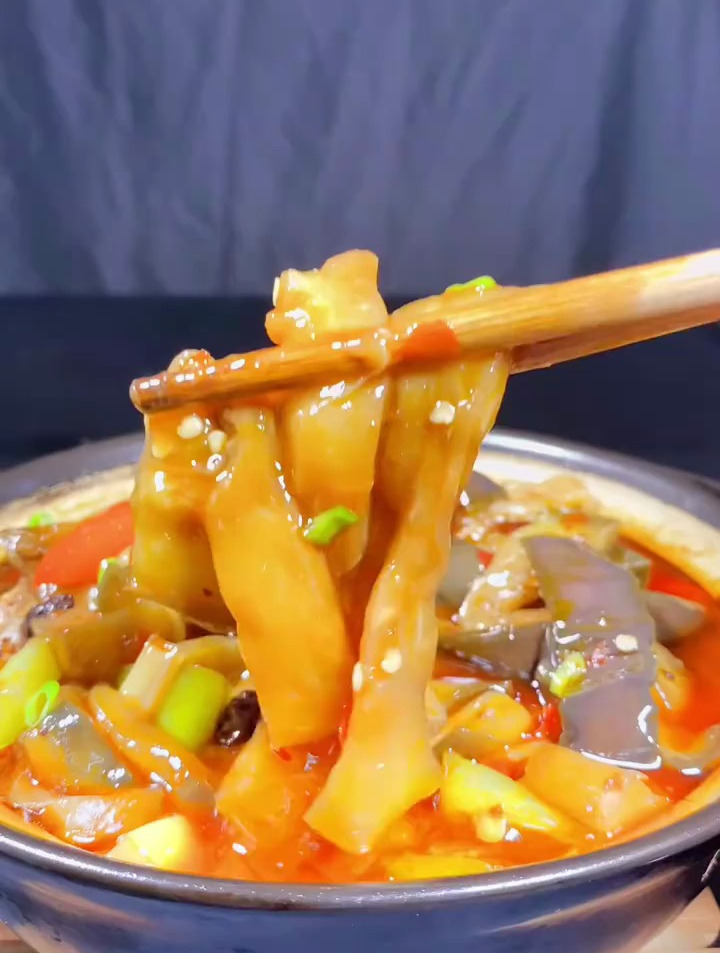 不用油炸,如何在家里轻松做出和酒店一样味道的咸鱼茄子煲呢?