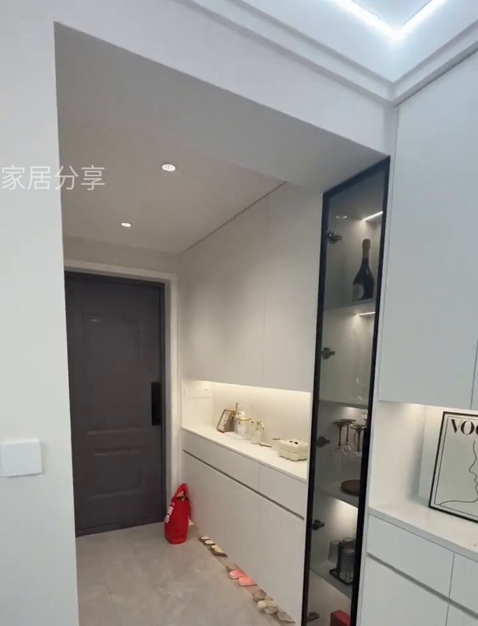 推荐真靠谱,单边吊顶搭配双眼皮灯带,简约大气电视墙不搞花哨,悬空电视柜配汝窑色乳胶漆,省钱