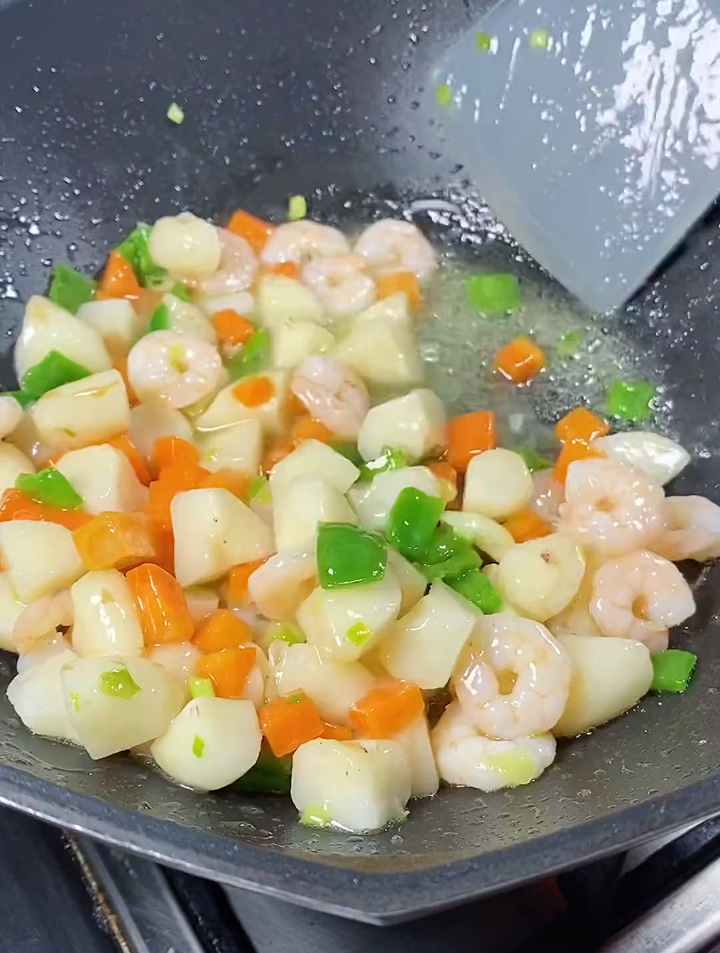 荸荠又叫马蹄,炒菜口感鲜甜爽脆,今天用它炒了虾仁,好看又好吃