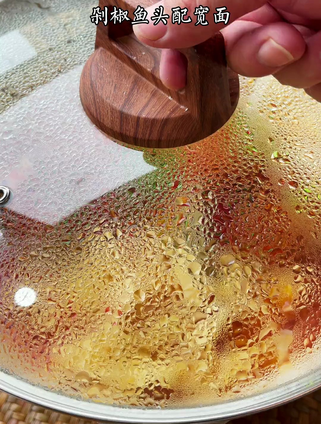 剁椒鱼头尽量选用鲢鱼或胖头鱼,汤汁拌上煮熟过凉的宽面味道绝了