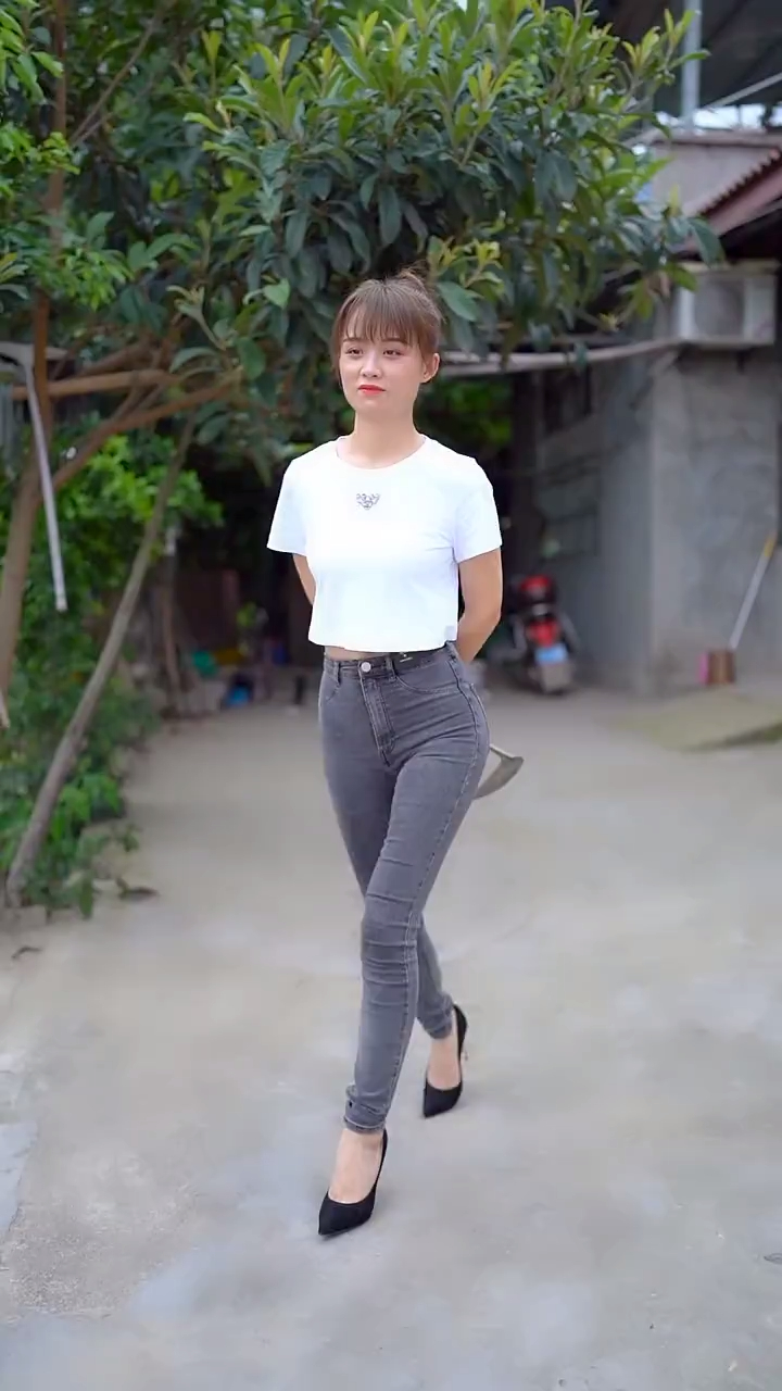 这样做的韭菜花生碎凉拌生蚝真的很好吃,一口一个太过瘾了