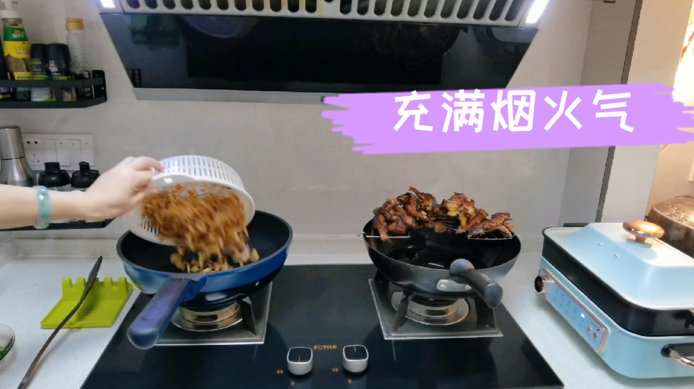充满烟火气的厨房整洁利落,晚餐3菜1汤都是家人爱吃的,香酥炸鱼