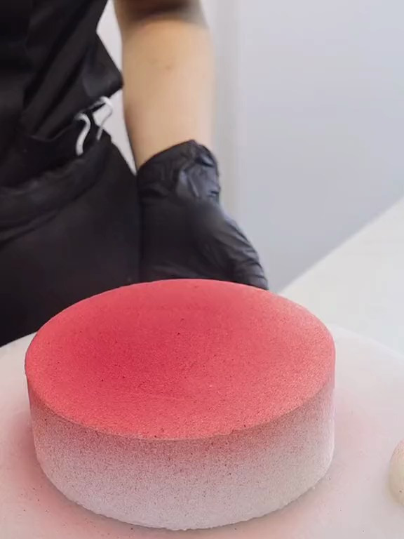 简约草莓慕斯蛋糕装饰