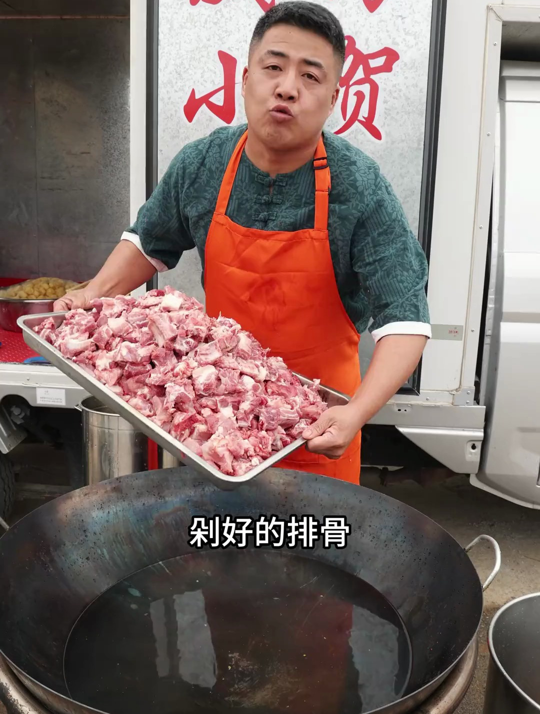 小贺今天给老人做《排骨大虾炖菜》这个菜荤素搭配有营养