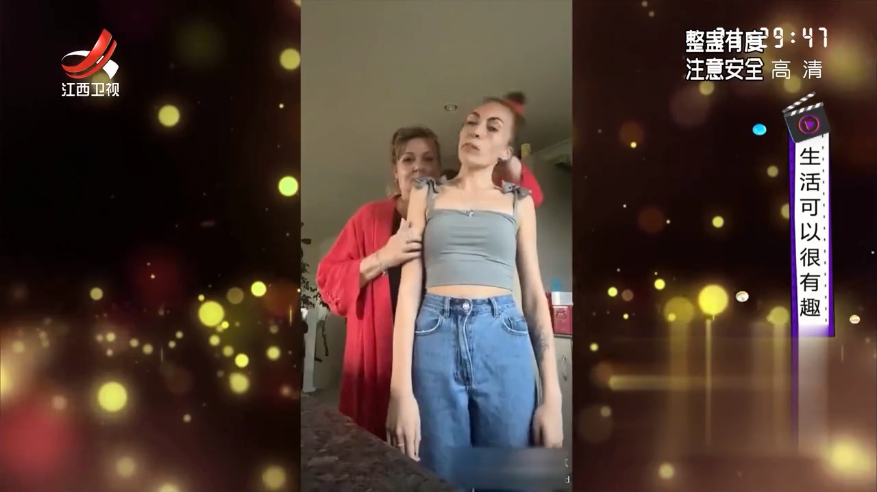 嘴巴含一根巧克力棒,再让妈妈帮着扭脖子,就能吓她一大跳