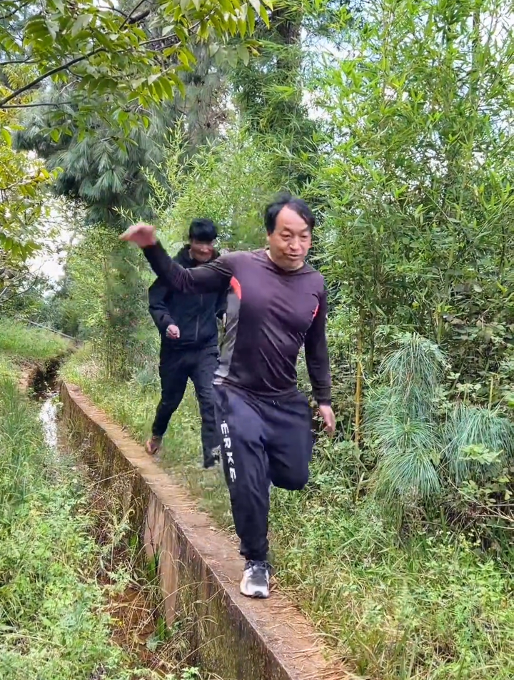 驴哥带来的宁夏摊羊肉很新鲜,味很足果断安排,清汤羊肉火锅