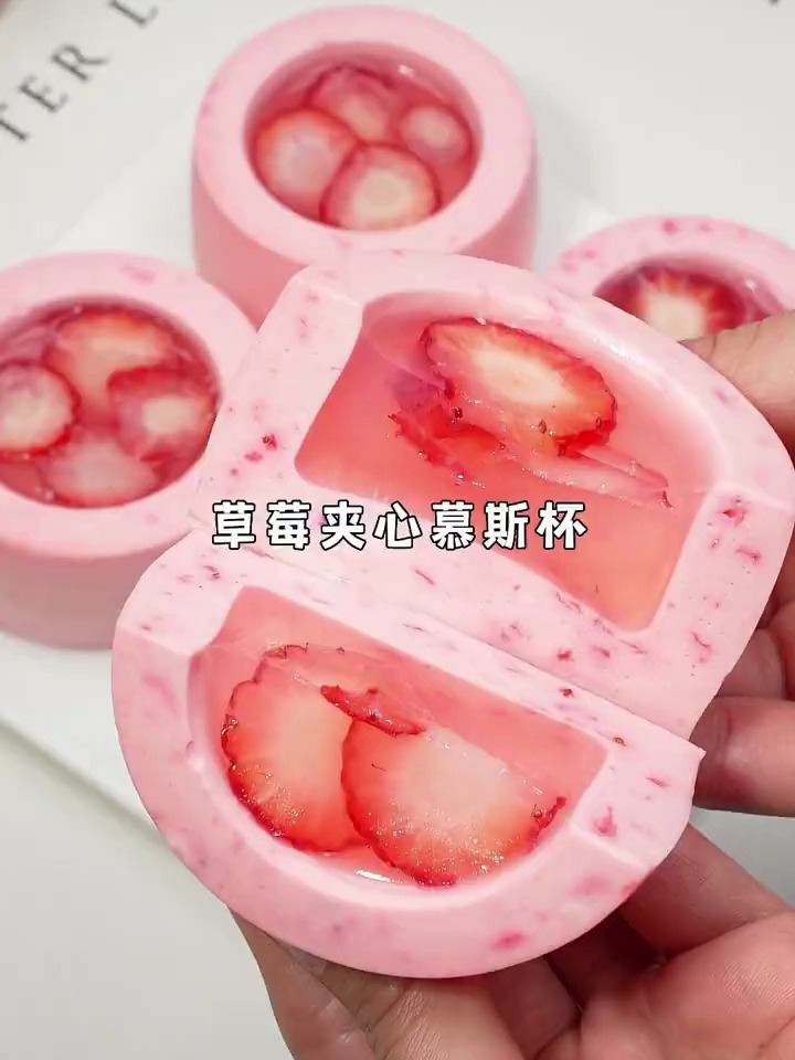 简单3步搞定草莓夹心慕斯杯,口感细腻Q弹