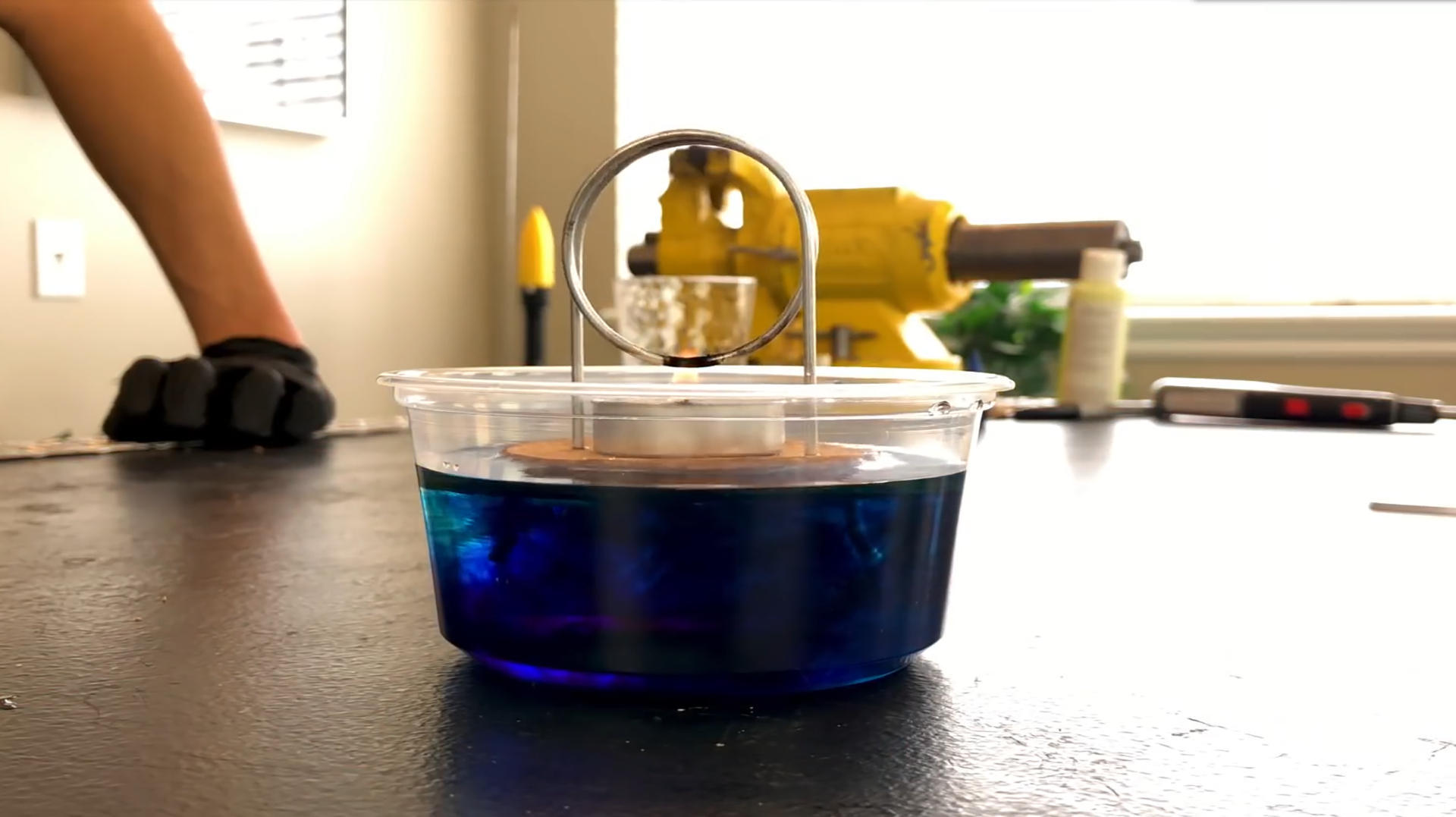 蒸汽机是怎样工作的?把装满水的铝管放蜡烛上,有趣的现象发生了