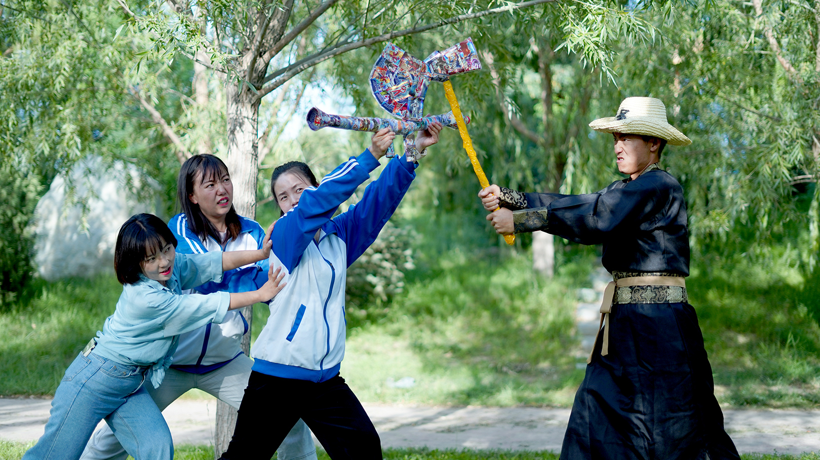 真人绝地求生游戏，大圣获得暴风之斧，变身雷神carry全场吃鸡