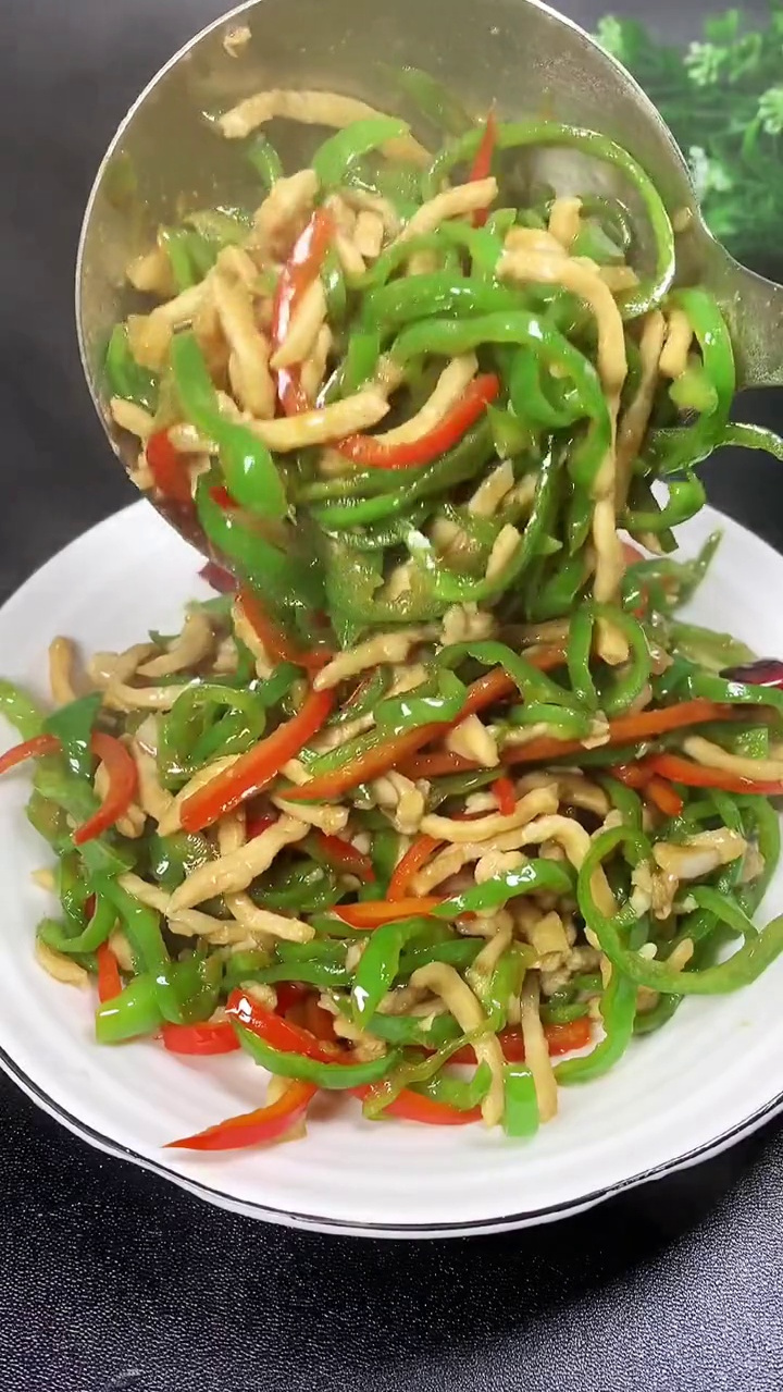 用鸡胸肉做的青椒肉丝,经济实惠还非常好吃