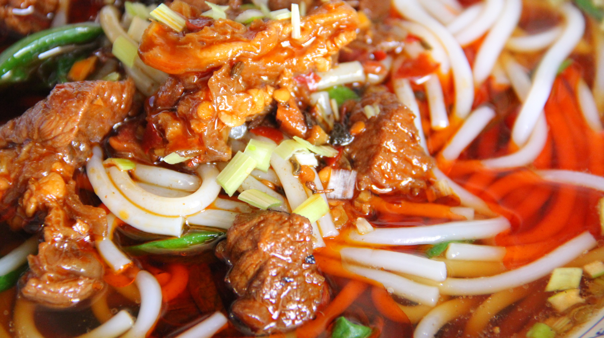 香气四溢的牛肉米粉,酱料炒制原来还有诀窍,学会再也不出去吃了