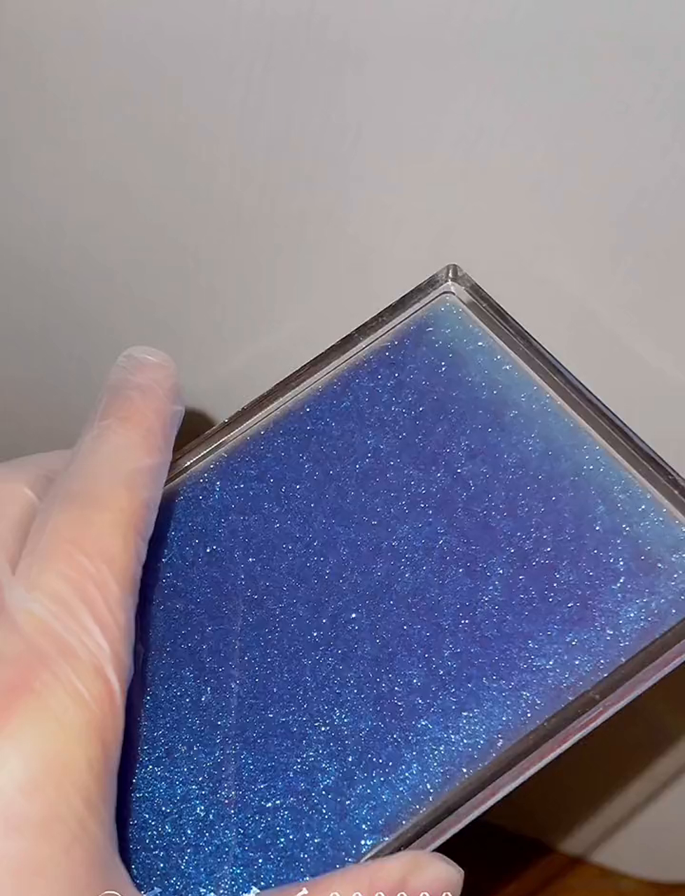 浑身发冷的红蓝配色,让人直起鸡皮疙瘩