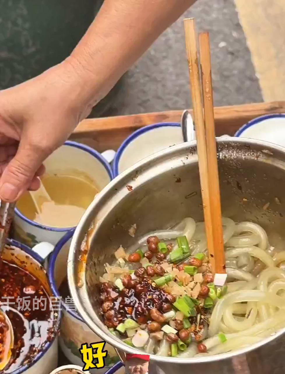 重庆路边摊4块钱的酸辣粉,十几种佐料小菜拌一起,味道绝了!