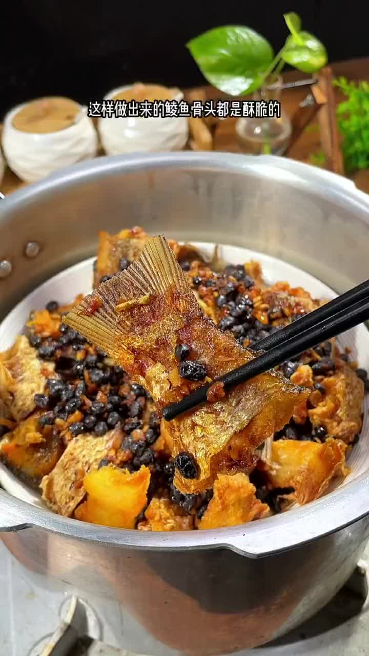 罐头鲮鱼很多人吃过,但是不知道怎么做,今天十秒教会你
