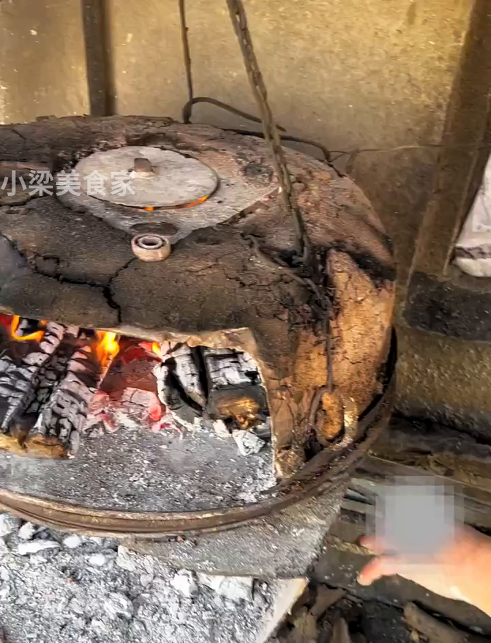 曲阜的古早味小吃——烧饼卷,一块钱一个,用果木烤的太赞了!「心」「心」「心」为坚守传统手艺