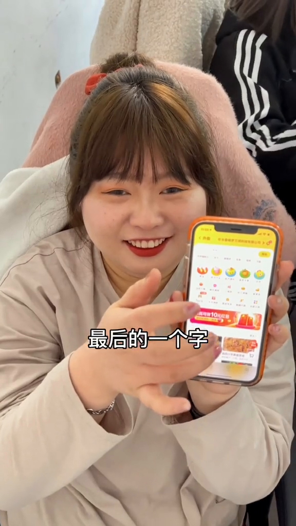 员工们随机菜名接龙吃午饭