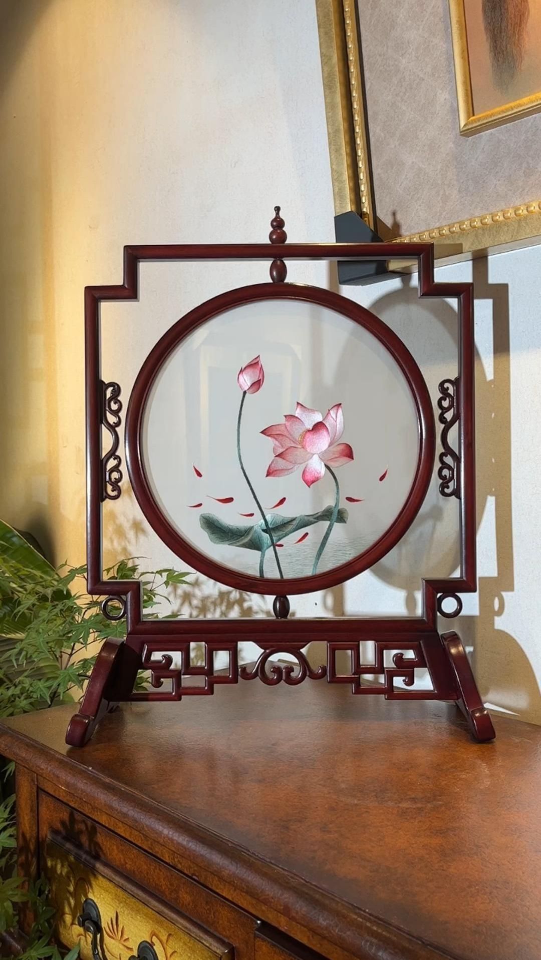 荷花鲤鱼的寓意之美,墨绿的荷叶舒展,露珠在上滚动,荷花高雅