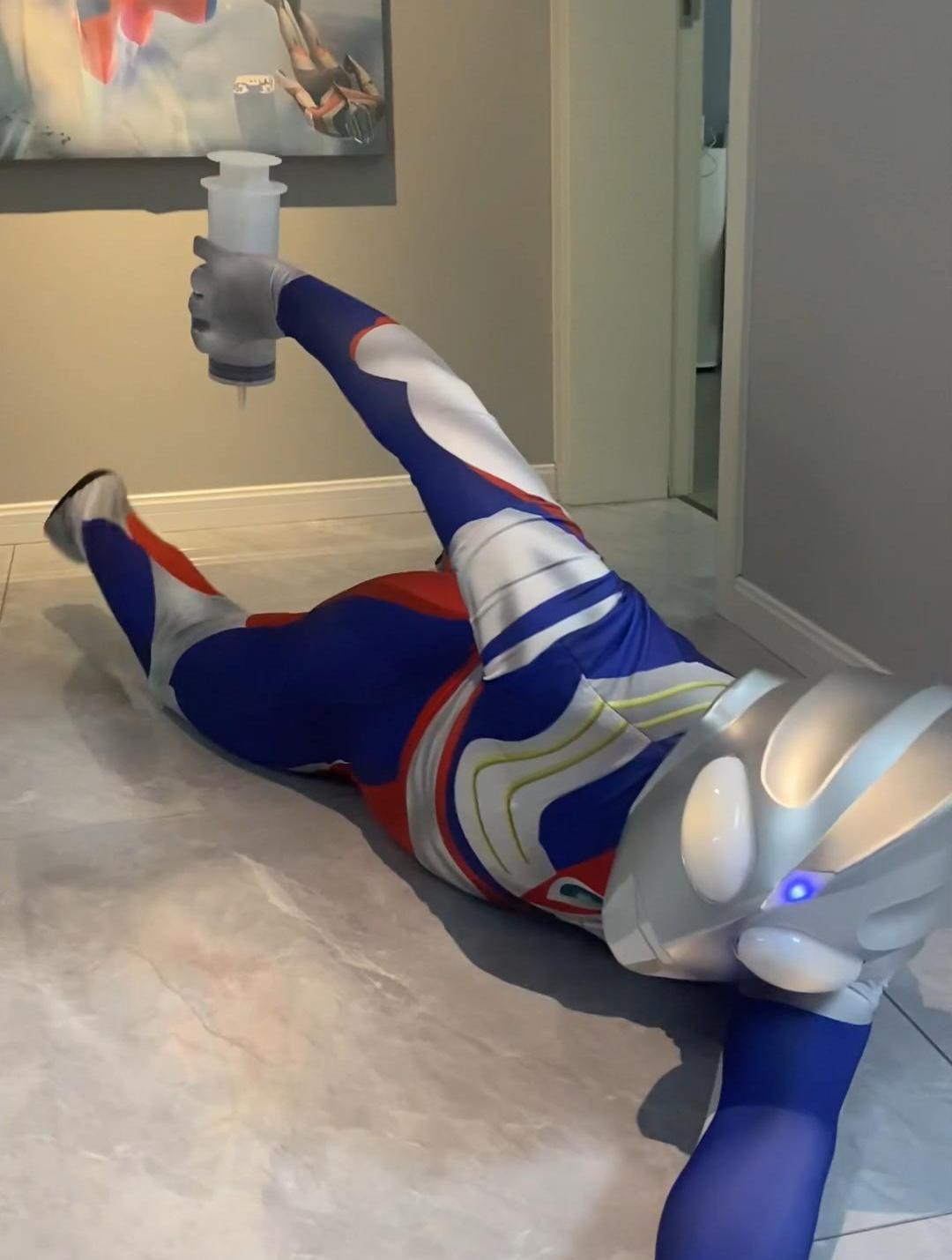 迪迦受伤了,想要补充能量,没想到这竟然是鱼头怪的圈套