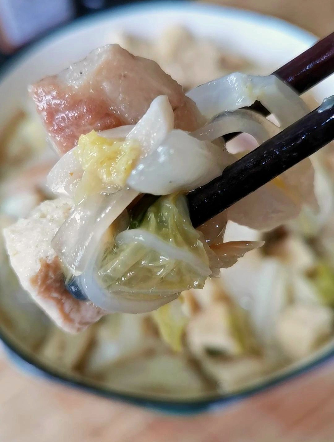 白菜粉条炖冻豆腐是非常受欢迎的东北菜,天冷炖上一锅,太满足了