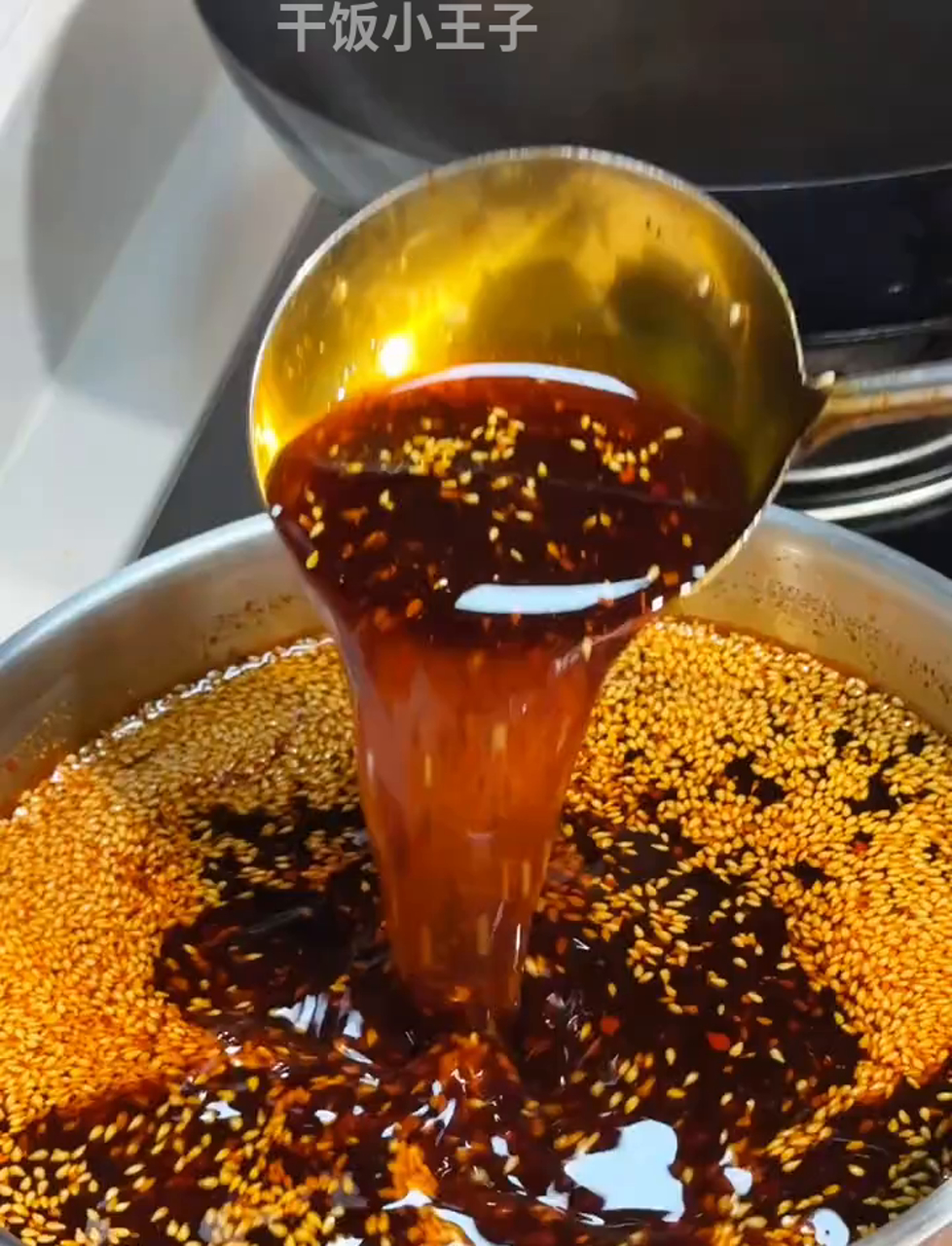 过年家宴少不了的凉拌菜,油泼辣子绝配,快学学,多做些能存半年,拌面炒菜加一点,香得不得了!