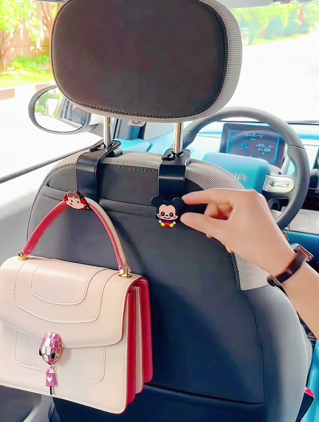 汽车的座椅上装个卡通小挂钩太方便啦