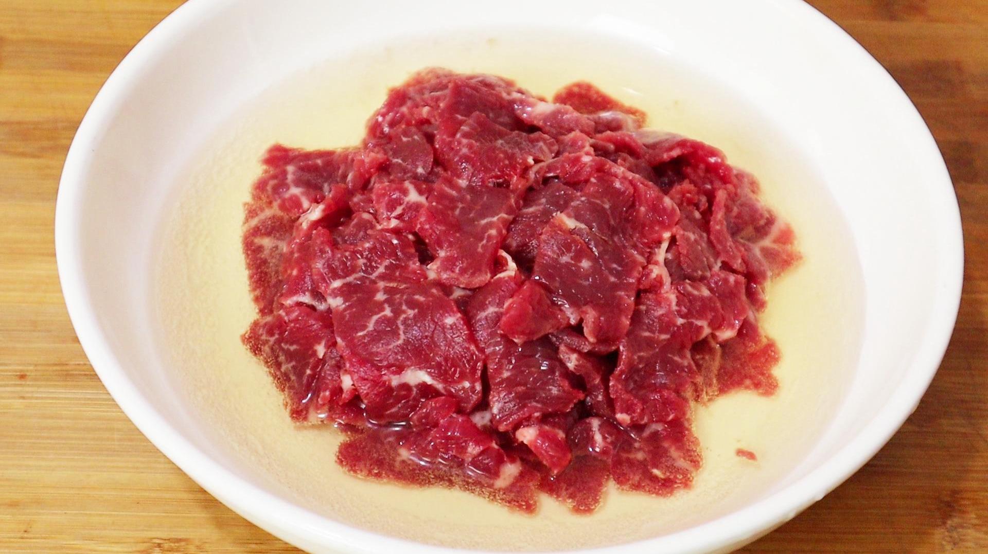 炒牛肉时，牛肉一炒就老，大厨教你一招，炒出来的牛肉滑嫩不柴