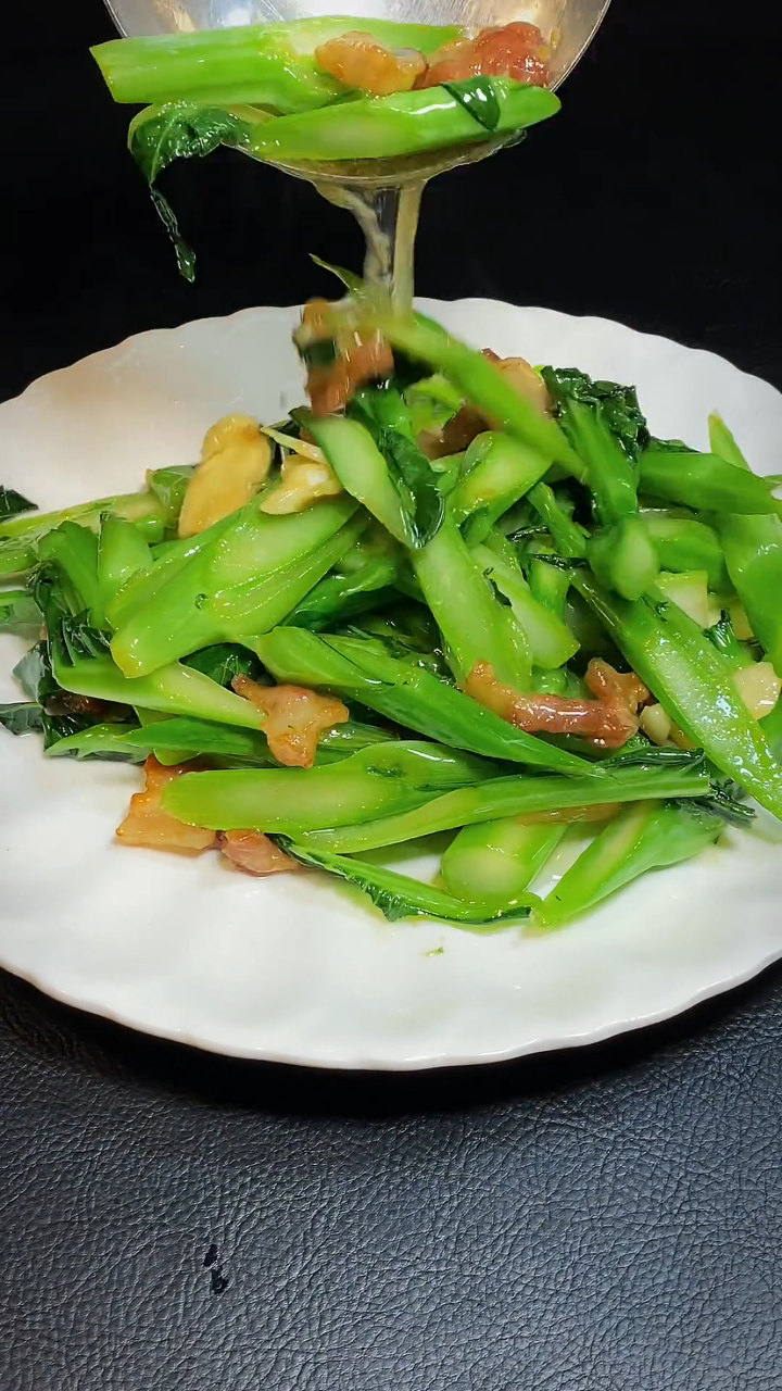 生炒菜心广东靓菜也是最受欢迎的口感清爽甜脆