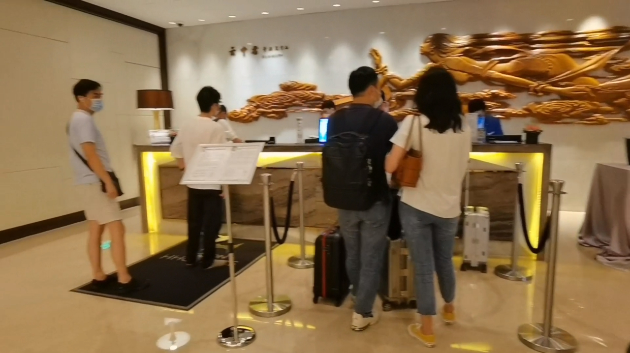 来广州看衣服,淘货,再约上十几年的老友一起去佛山吃鸡煲,真爽