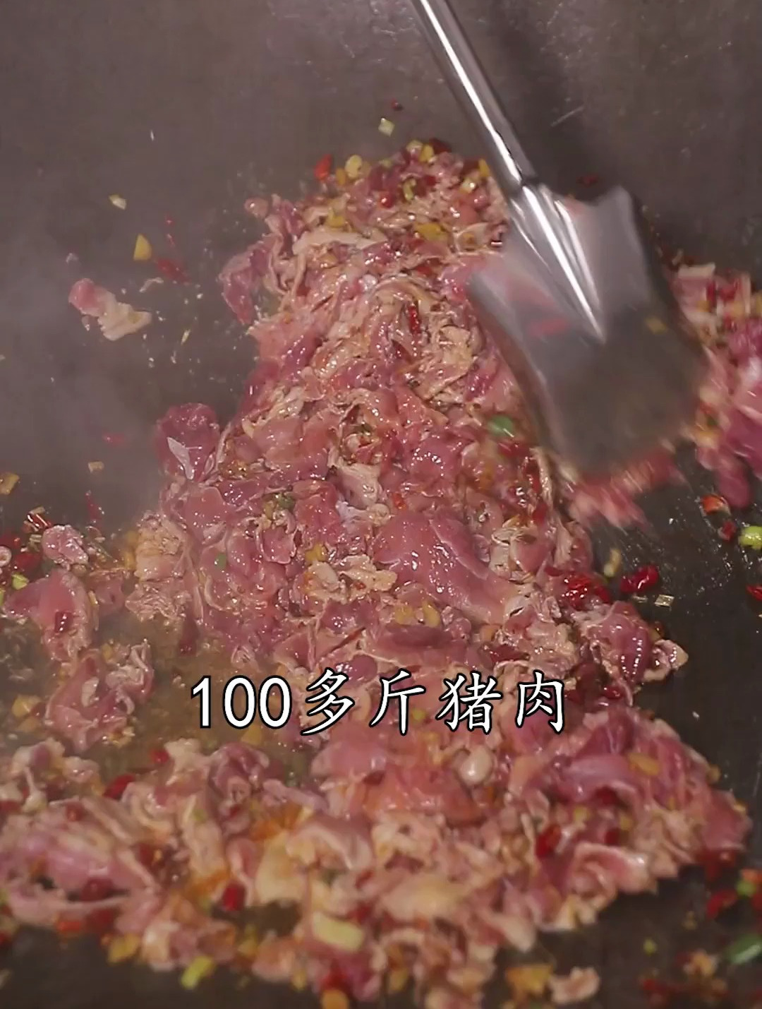 十块钱管饱大锅菜,100多斤猪肉,600多斤白菜粉丝,吃起来就是香