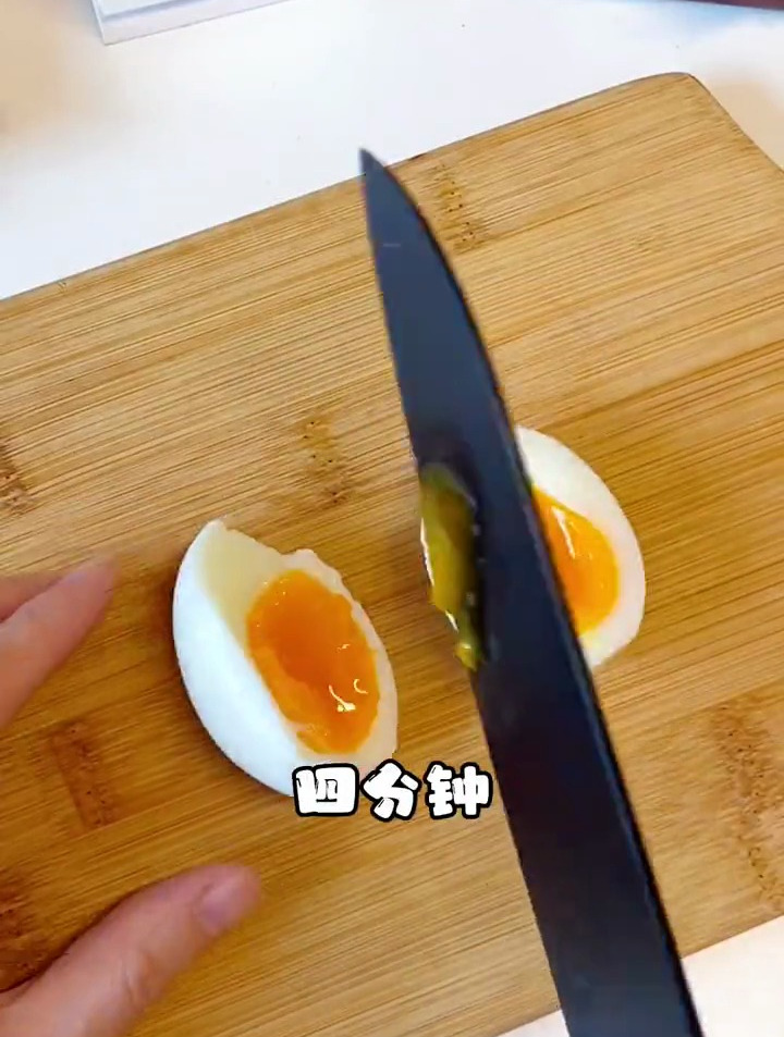 怕鸡蛋有缝隙热水下锅会爆开可以冷水下锅,水开几分钟就是几分熟