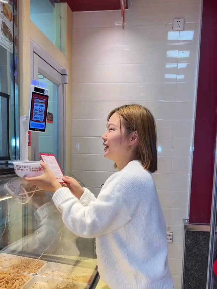 快来紫燕百味鸡吃猪头肉啦!看看到底猪落谁家?