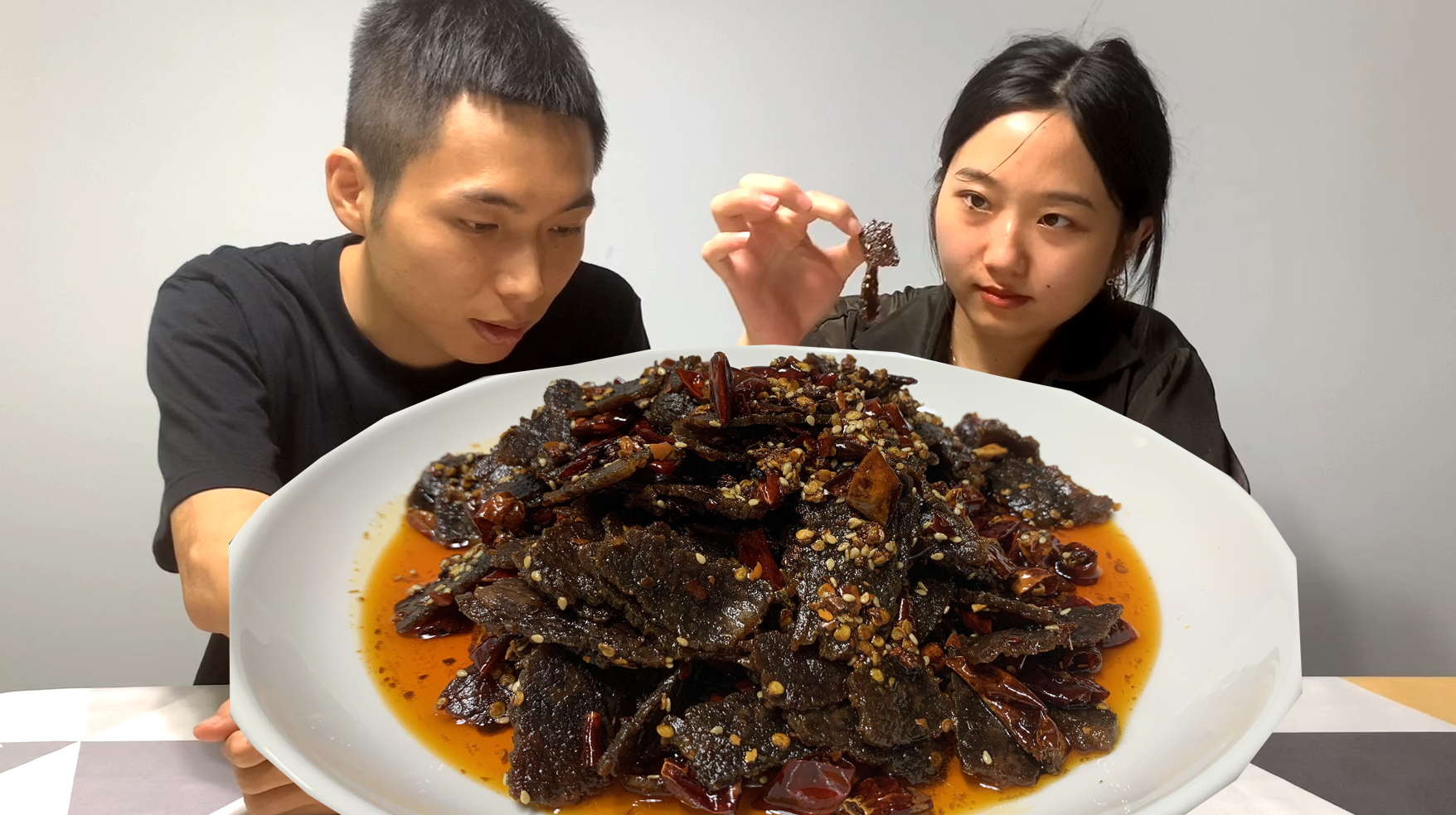95后年轻夫妻,将2斤牛肉做成牛肉干,在家做真的比外面划算?