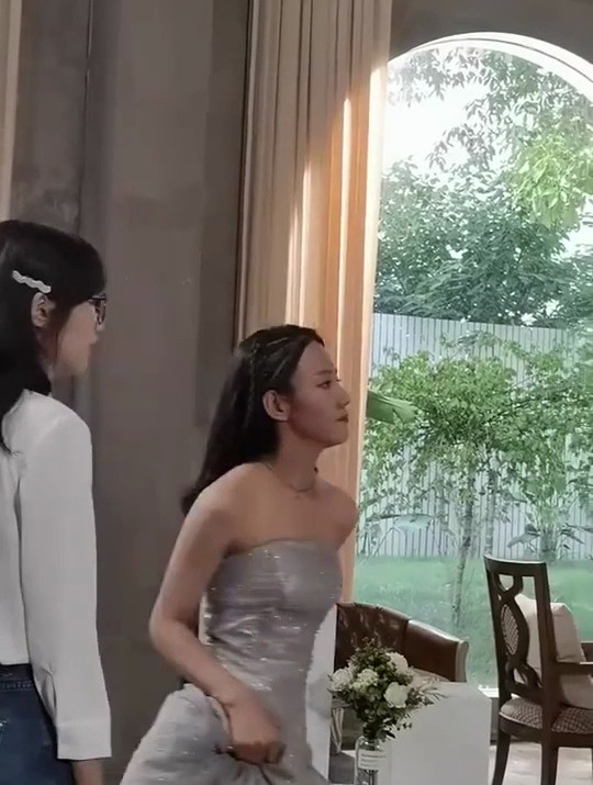 蛋糕砸脸的戏,女演员真辛苦!