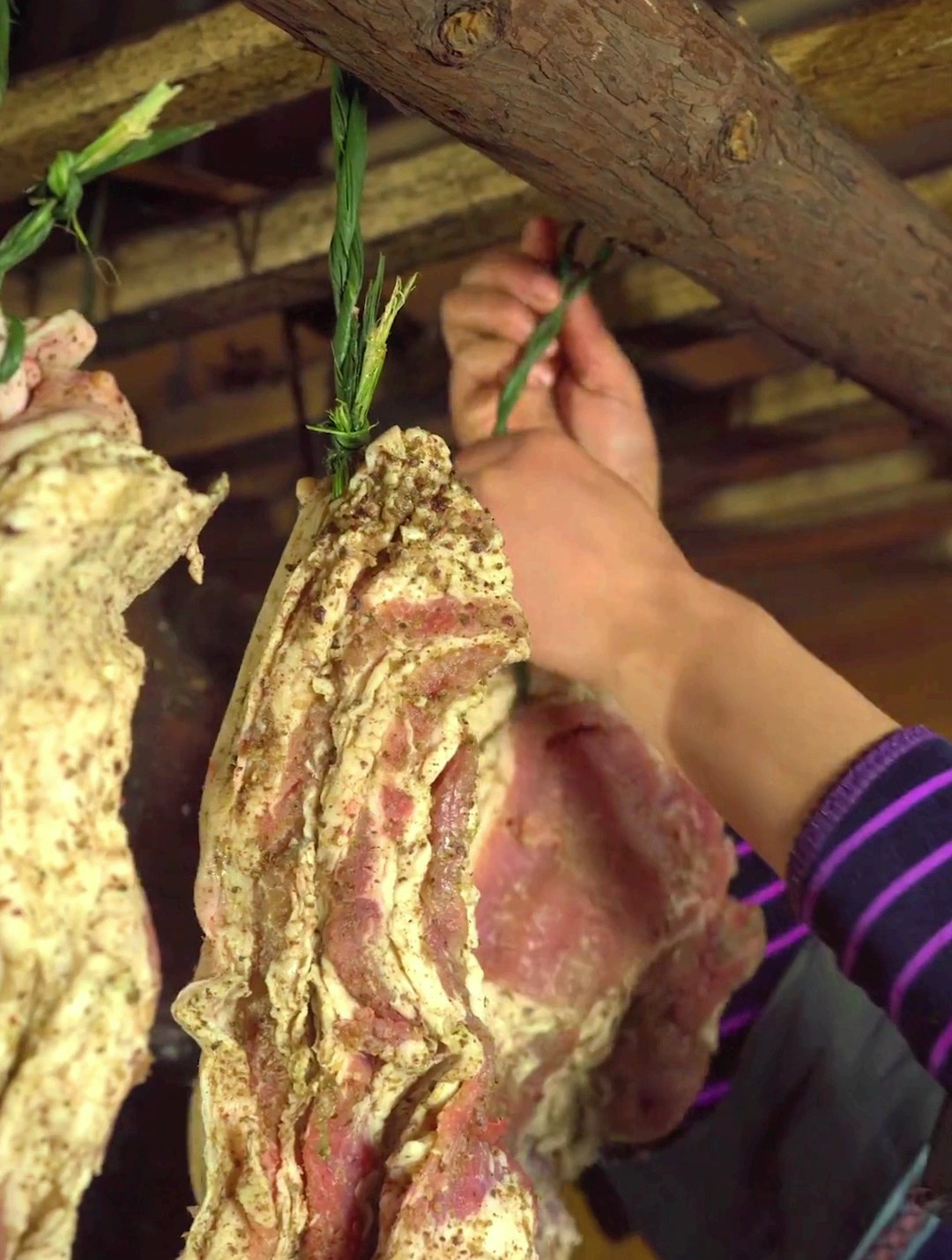 你家熏腊肉没,正宗湘西腊肉制作过程,有想吃的不?