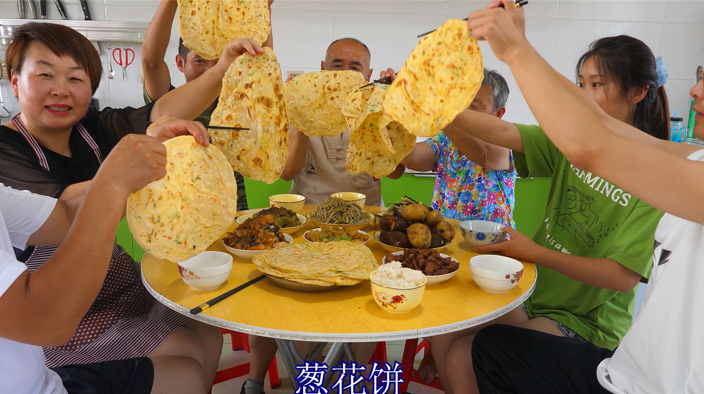 农村媳妇烙葱花饼有诀窍,出锅柔软劲道,7个人吃的真过瘾